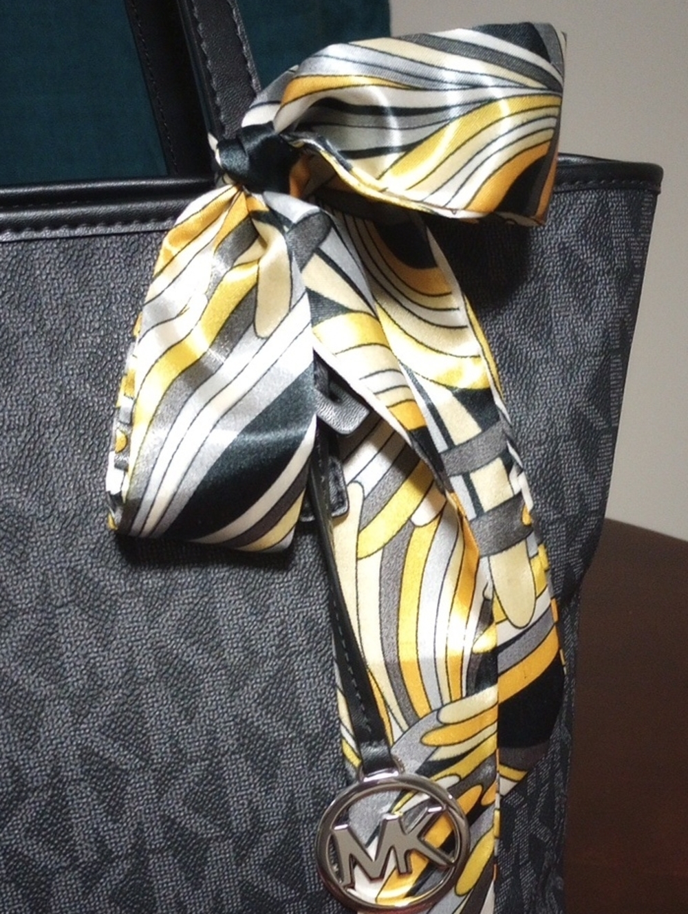 New Michael Kors Signature Tote - Picture 8 of 16